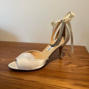 Elegant Park Ivory Sandal Heels